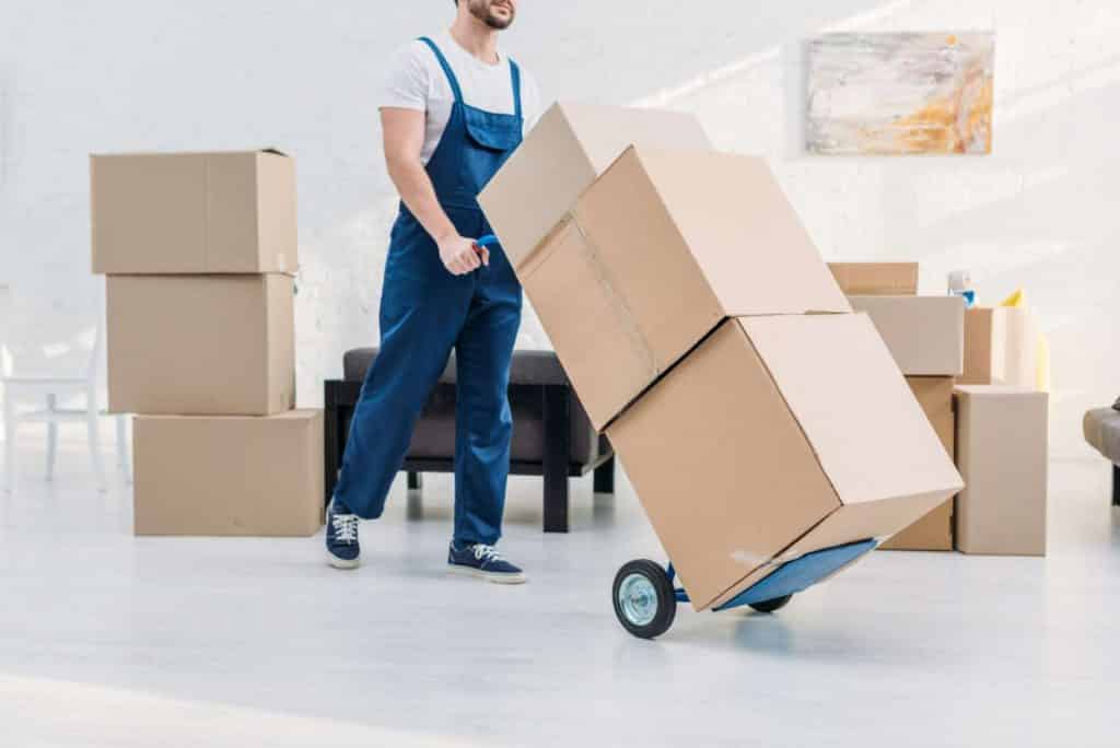 Un déménageur transporte des cartons de déménagement