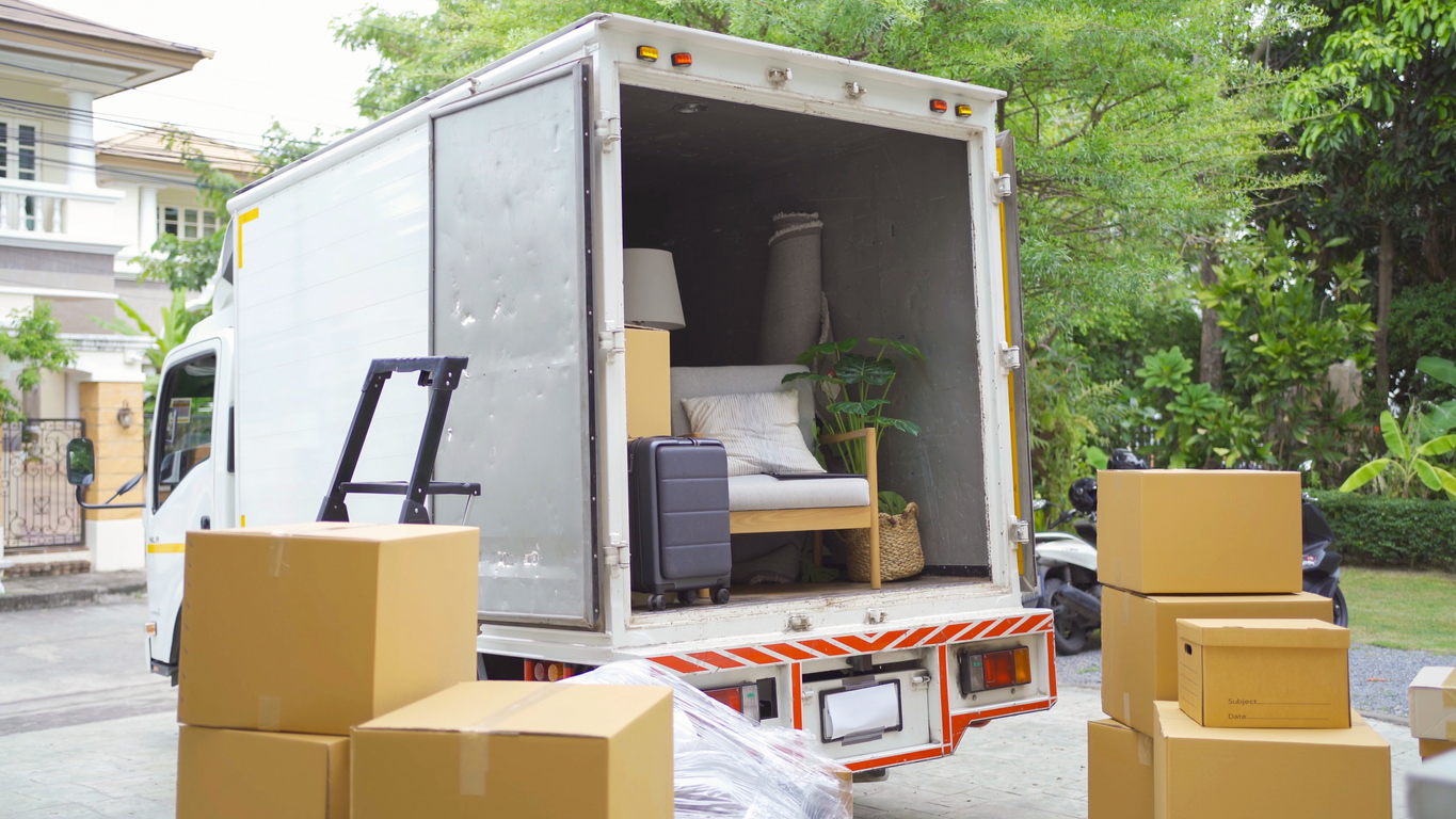 Camion de déménagement rempli de cartons