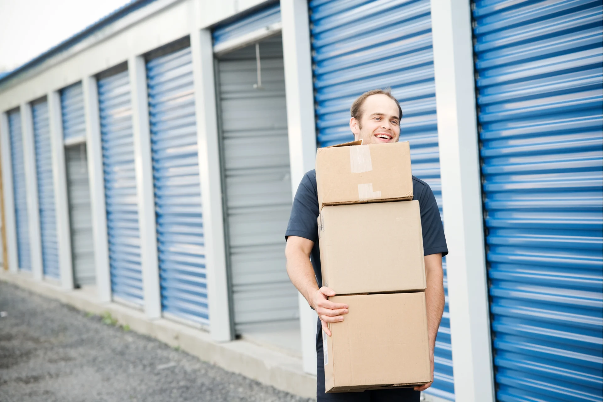 Déménageurs portant un carton